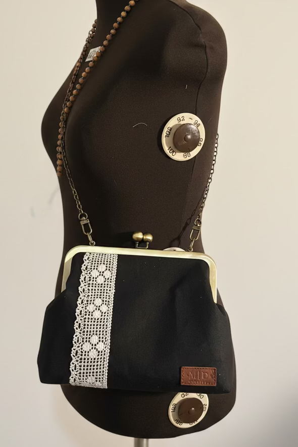 Tradition, Linen frame bag with lace