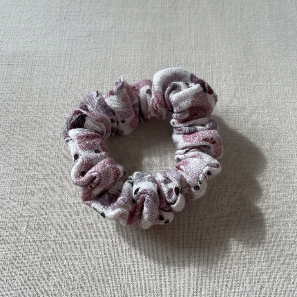 MaallinenDesignin puuvillainen hiusdonitsi tai scrunchie, pehmeä ja kestävä hiusten koristeeksi.