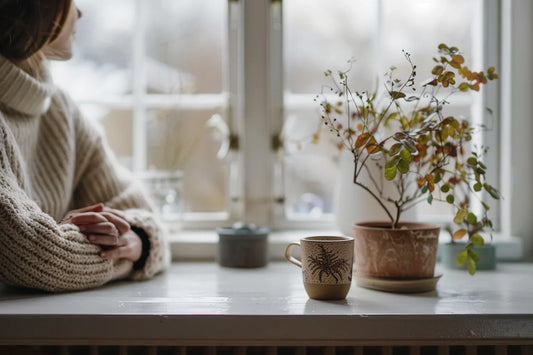 rauhallinen hetki arjessa, pysähtyminen ikkunan äärellä