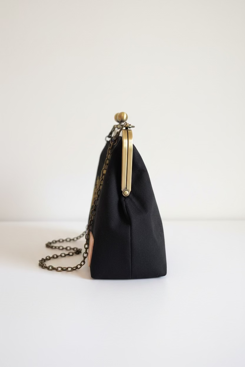 Tradition, Linen frame bag with lace