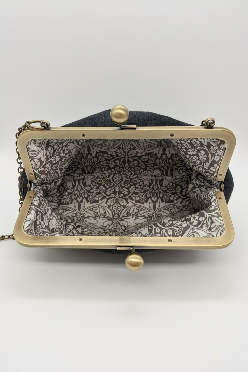 Tradition, Linen frame bag with lace