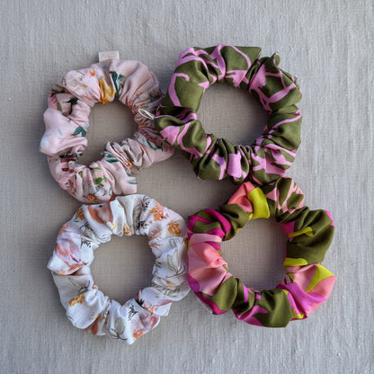 MaallinenDesign hiusdonitsi tai scrunchie, pehmeä ja kestävä hiuskoriste, sopii ponnarille ja lettiin.