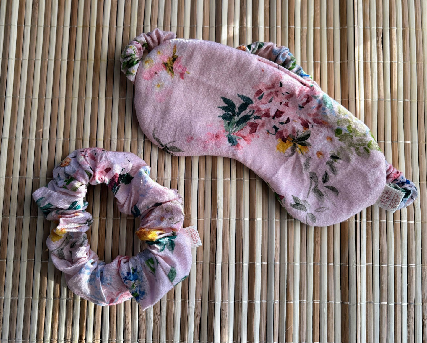 MaallinenDesign unimaski, pehmeä ja hengittävä kangaspäällinen ja kiristysnauha silmien ympärillä.