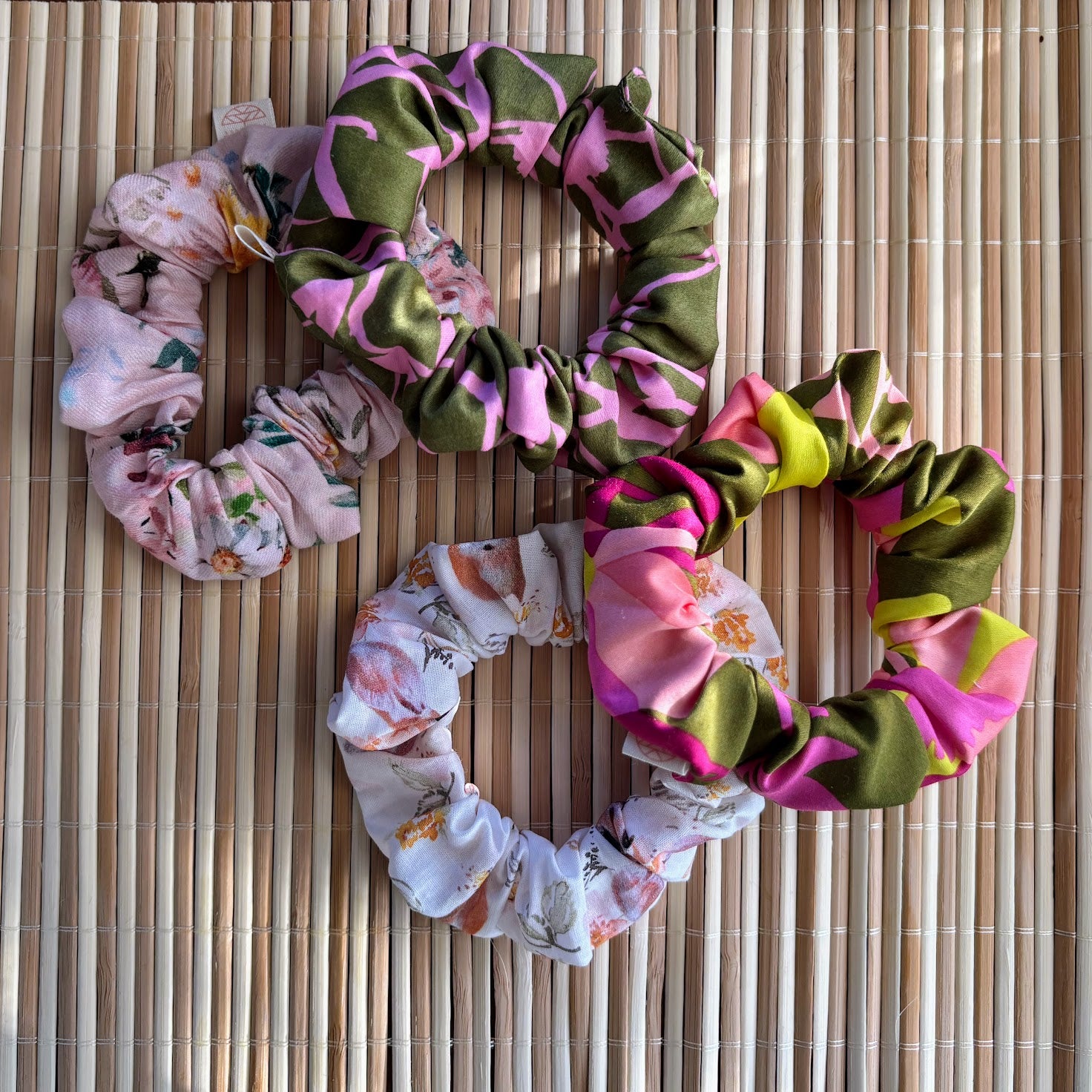 MaallinenDesign hiusdonitsi tai scrunchie, pehmeä ja kestävä tekokuituinen hiuskoriste, sopii ponnarille ja lettiin.