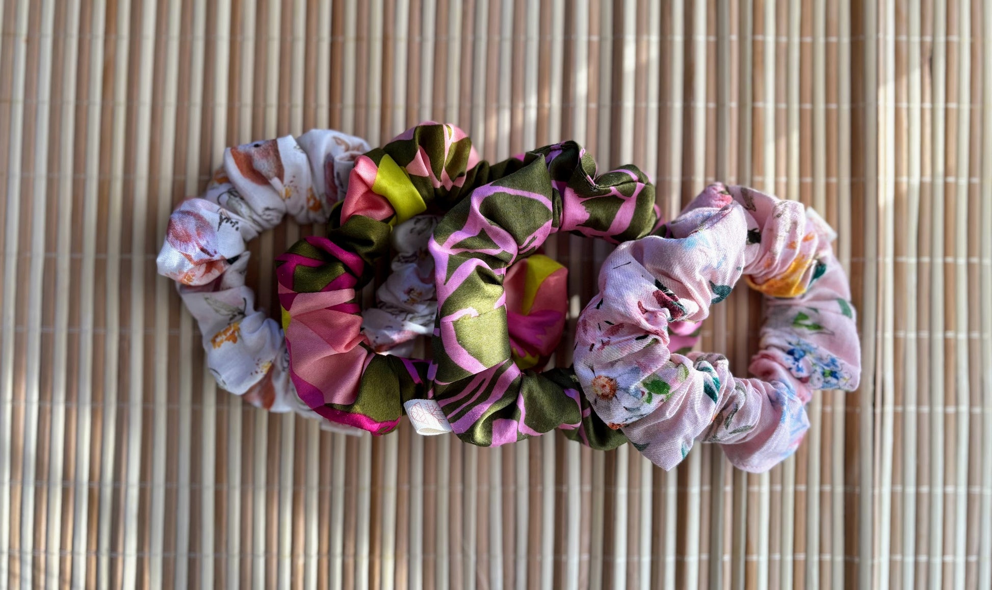 MaallinenDesign hiusdonitsi, pehmeä ja joustava scrunchie, käytössä hiusten pitoa ja tyyliä varten, vaaleanpunainen väri