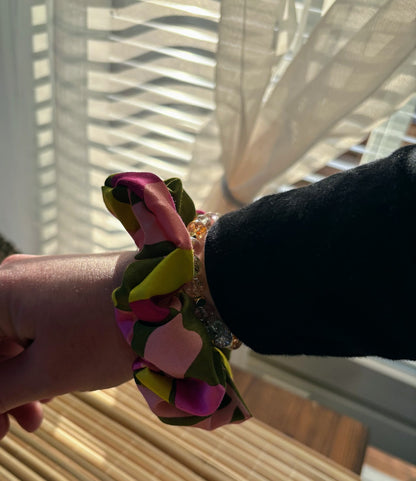 MaallinenDesignin hiusdonitsi, pehmeä ja elastinen scrunchie, sopii hyvin ponnarille ja kampauksiin.