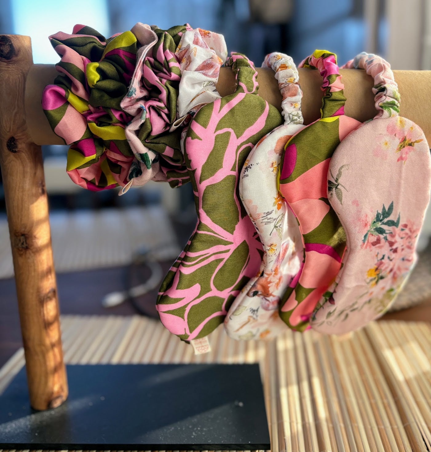 MaallinenDesign unimaski pehmeästä materiaalista, melu- ja valonpitävä unisuoja, sopii rentoutumiseen ja nukkumiseen.