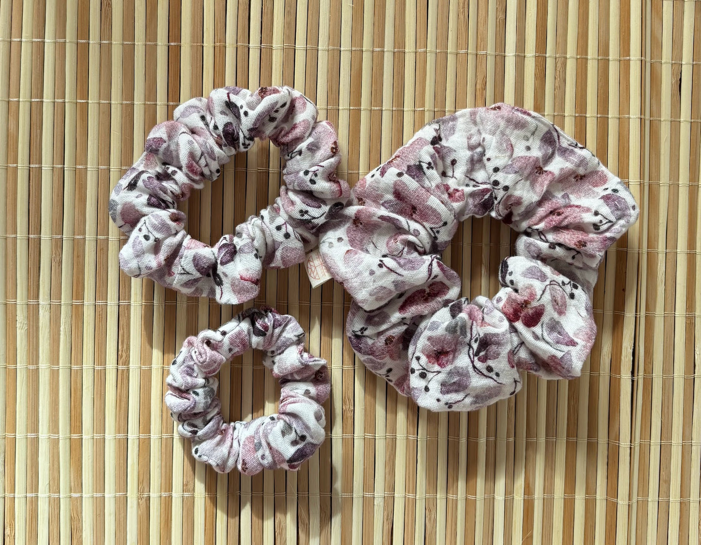 MaallinenDesignin puuvillainen hiusdonitsi tai scrunchie, luonnollinen ja pehmeä hiuslenkki vaaleassa värissä.