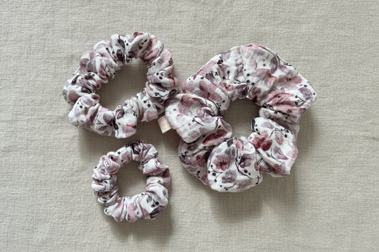 MaallinenDesignin puuvillainen hiusdonitsi tai scrunchie, luonnollinen ja pehmeä hiuslenkki vaaleassa värissä.