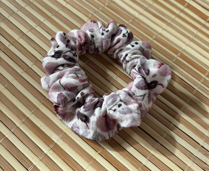 MaallinenDesignin puuvillainen hiusdonitsi tai scrunchie, pehmeä ja luonnollinen kankainen hiuspanta, valkoinen väri.