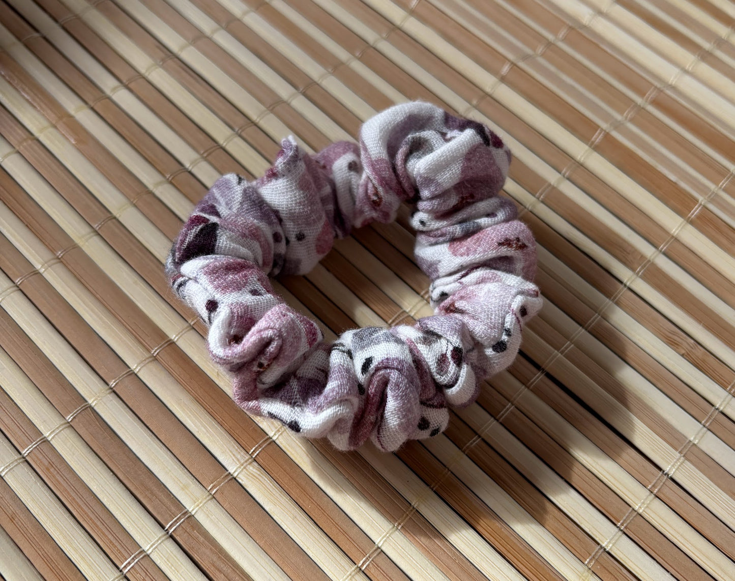 MaallinenDesignin puuvillainen hiusdonitsi tai scrunchie, pehmeä ja kestävä hiusten koristeeksi.
