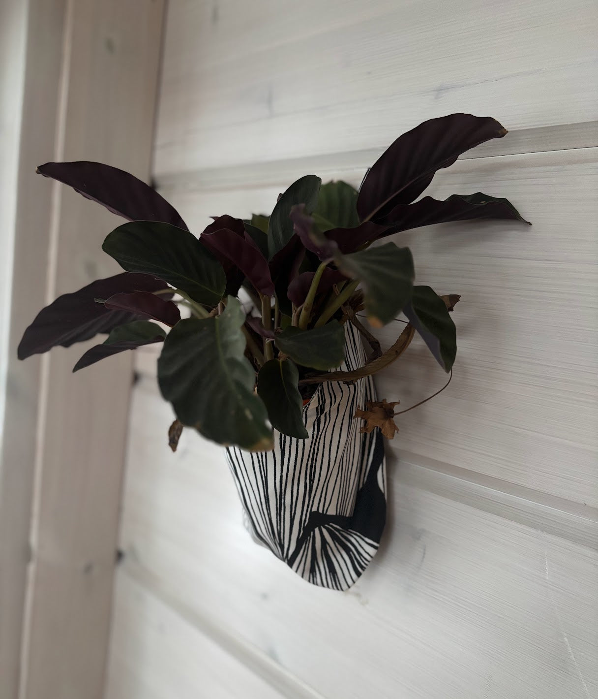 Seinälle laitettava Käsintehty kangaskori kukalle