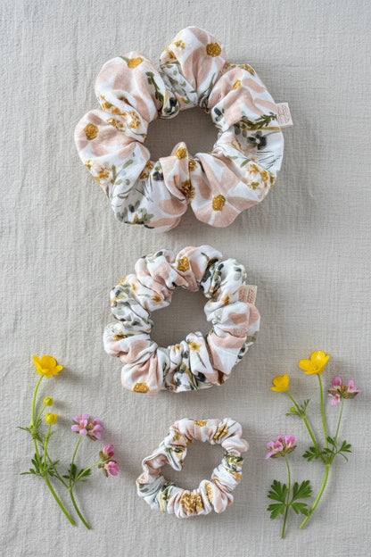 MaallinenDesignin puuvillaharsokankaasta hiusdonitsi tai scrunchie, pehmeä ja kestävä, sopii hyvin hiusten sidontaan.