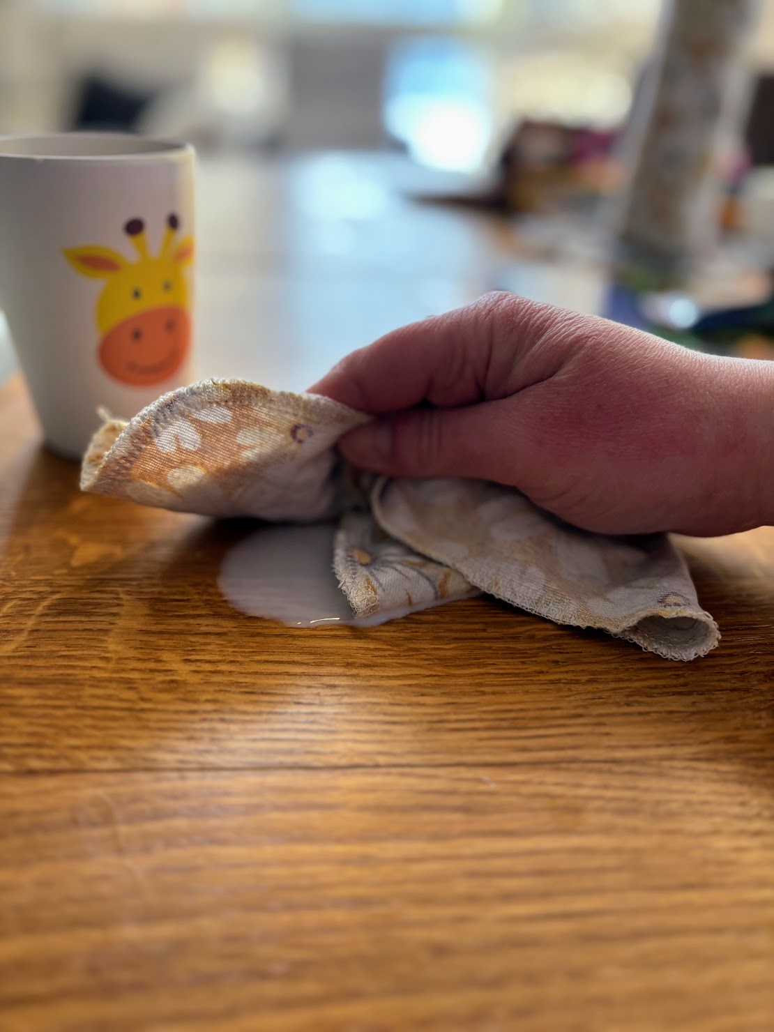 arkiliina käytössä maitotahran pyyhintään