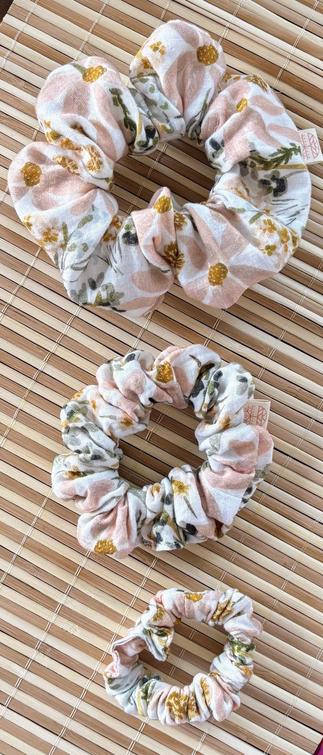 MaallinenDesignin puuvillainen hiusdonitsi tai scrunchie, pehmeä ja kestävä, sopii hyvin hiusten sidontaan.