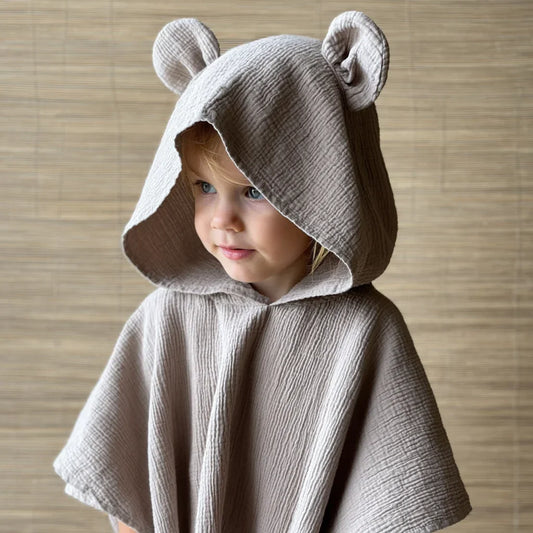 kylpyponcho lapsen käytössä, nallen korvilla