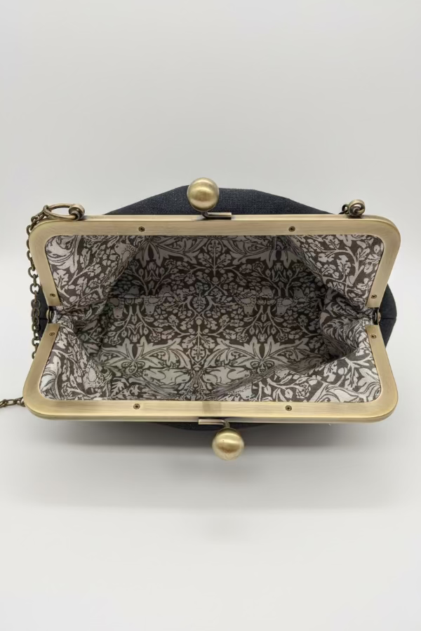 Pellavainen clutch sisältä