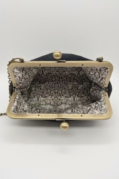 Pellavainen clutch sisältä